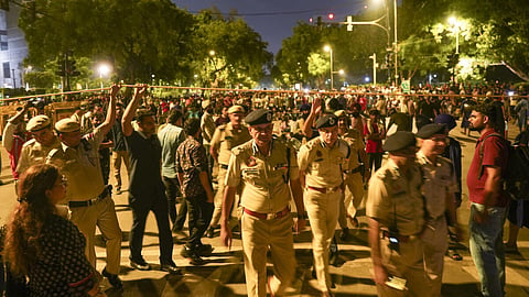 டெல்லி ஜந்தர் மந்தரில் பாதுகாப்புப் பணியில் போலீசார்