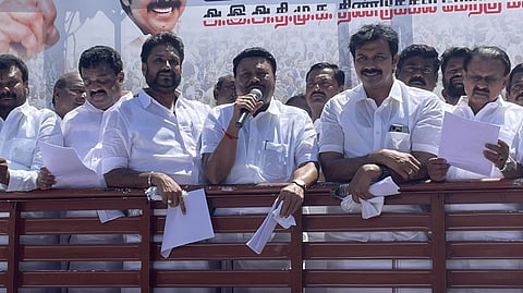 “பழநி நில மோசடியில் தவெக அரசுதான் முதல் குற்றவாளி” - அதிமுக ஆர்ப்பாட்டத்தில் திண்டுக்கல்  சீனிவாசன் பேச்சு