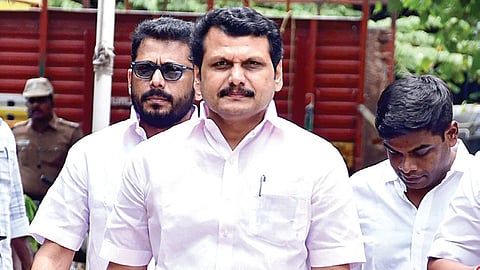 குதிரை பேர வழக்கு தொடர்பாக, முன்னாள் அமைச்சர் செந்தில் பாலாஜி மற்றும் அவரது சகோதரர் அசோக் குமார் சென்னை திருவல்லிக்கேணி காவல் நிலையத்தில் கையெழுத்திட வந்தனர். படம்: எஸ்.சத்தியசீலன்