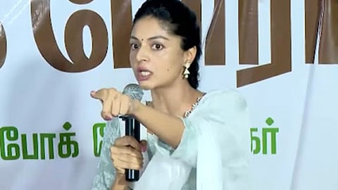 நடிகை சனம் ஷெட்டி 