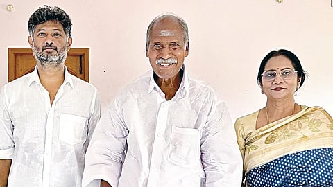 புதுச்சேரி முதல்வர் ரங்கசாமியை சந்தித்த ராமதாஸின் மகள் காந்திமதி பரசுராமன் மற்றும் பேரன் முகுந்தன். 