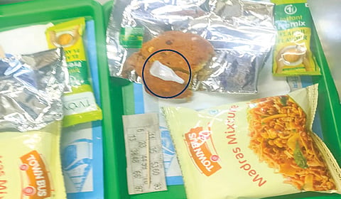 வந்தே பாரத் ரயிலில் பயணிக்கு வழங்கப்பட்ட வடையில் இருந்த `ஃ பெவி க்விக்'.