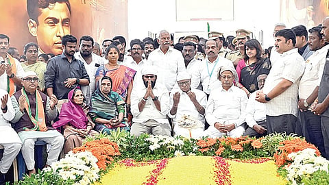 ராமேசுவரத்தில் கலாம் நினைவிடத்தில் சிறப்புப் பிரார்த்தனையில் ஈடுபட்ட அப்துல்கலாமின் அண்ணன் மகன் ஜெயினுலாபுதின், மகள் நசிமா மரைக்காயர், மருமகன் நிஜாம், பேரன்கள் ஷேக் தாவூத், ஷேக் சலீம், ஆவுல் மீரா மற்றும் ‘வீ த லீடர்ஸ்’ அமைப்பின் தலைவர் அண்ணாமலை உள்ளிட்டோர். படம்: எல். பாலச்சந்தர் 