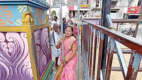 இடுக்கு பிள்ளையார் கோயில் வாசல் அருகே புதியதாக அமைக்கப்பட்டுள்ள இரும்பு தடுப்புகள்.