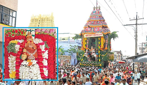சங்கரன்கோவில் சங்கரநாராயண சுவாமி கோயிலில் நேற்று ஆடித்தவசு திருவிழா தேரோட்டம் நடைபெற்றது. திரளான பக்தர்கள் பங்கேற்றனர்.  (உள்படம்) சிறப்பு அலங்காரத்தில் கோமதி அம்பாள்.