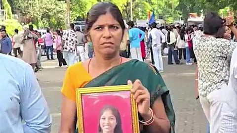 மாணவி அகான்ஷாவின் தாய் நீலம் சதுர்வேதி