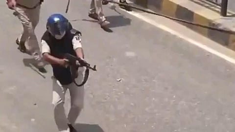 பிஹார் போராட்ட மாணவர்கள் மீது சுட்ட காவலர் சஸ்பெண்ட்