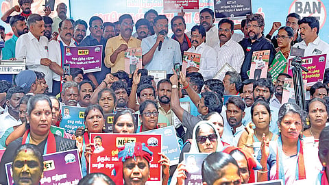 நீட் தேர்வை ரத்து செய்ய வலியுறுத்தி விசிக தலைவர் திருமாவளவன் தலைமையில் சென்னை எழும்பூரில் நேற்று ஆர்ப்பாட்டம் நடைபெற்றது. | படம்: ம.பிரபு |&nbsp;