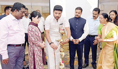 தொழிலாளர் நலனிலும் முன்னணி மாநிலமாக்குவோம்: அமைச்சர் முகமது பர்வேஸ் அழைப்பு