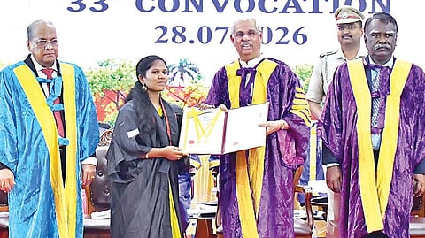 மனோன்மணியம் சுந்தரனார் பல்கலைக்கழக பட்டமளிப்பு விழாவில் ஆளுநர், ராஜேந்திர விஸ்வநாத் அர்லேகர் மாணவர்களுக்கு பட்டங்களை வழங்கினார். படம்: மு.லெட்சுமி அருண்