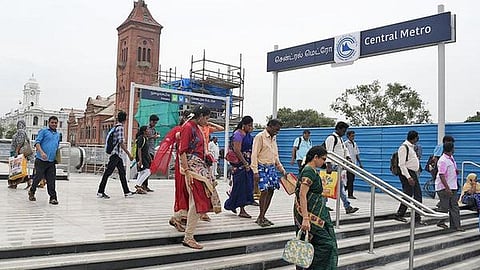 சென்ட்ரல் மெட்ரோ அருகே 2 மாணவர்களுக்கு அரிவாள் வெட்டு