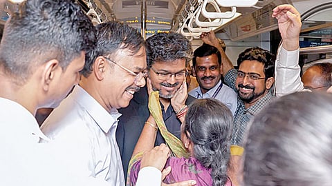 மெட்ரோ ரயில் 2-ம் கட்ட பணிகளை ஆய்வு செய்த முதல்வர் விஜய்: சக பயணியாக பொதுமக்களுடன் பயணித்தார்