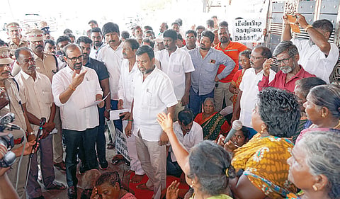 சென்னையில் உண்ணாவிரதம் இருக்கும் மீனவர்களை சந்தித்து பேச்சுவார்த்தை நடத்த வந்த அமைச்சர் வெங்கட்ரமணனிடம், மீனவ பெண்கள் வாக்குவாதத்தில் ஈடுபட்டனர்.&nbsp; | படம்: எல்.சீனிவாசன் |