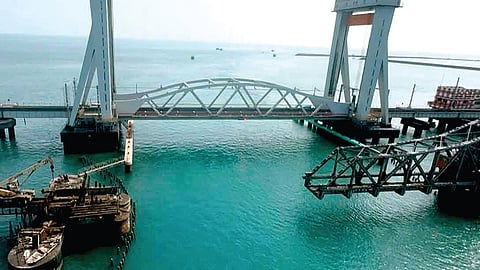 ஒரு பகுதி அகற்றப்பட்டுள்ள பாம்பன் பழைய ரயில் பாலம்.