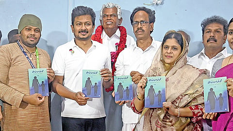 சென்னை வண்ணாரப்பேட்டையில் ‘உதவும் கைகள்’ அறக்கட்டளை சார்பில், மறைந்த கம்யூனிஸ்ட் தலைவர் நல்லகண்ணுவின் மார்பளவு சிலை திறப்பு மற்றும் ‘அம்மாச்சி கற்பனையின் முதல் ஆசிரியர்’  - நூல் வெளியீட்டு விழாவில் பங்கேற்ற எதிர்க்கட்சித் தலைவர் உதயநிதி, இந்திய கம்யூனிஸ்ட் மாநிலச் செயலாளர் மு.வீரபாண்டியன் உள்ளிட்டோர்.