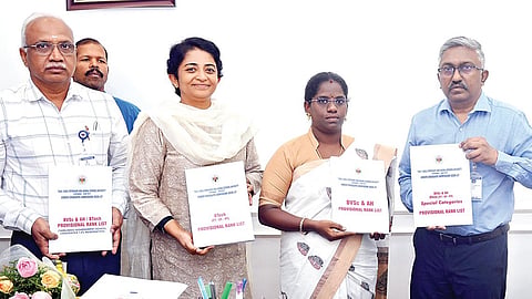 கால்நடை மருத்துவ படிப்புக்கான தரவரிசைப் பட்டியலை, கால்நடை பராமரிப்புத்துறை அமைச்சர் செ.கமலி நேற்று வெளியிட்டார். உடன் துறை செயலர் அனு ஜார்ஜ், தமிழ்நாடு கால்நடை மருத்துவ அறிவியல் பல்கலைக் கழகத்தின் பதிவாளர், துணைவேந்தர் (பொறுப்பு) இர.நரேந்திரபாபு, தேர்வுக் கட்டுப்பாட்டு அலுவலர் ச.மு.க.கார்த்திகேயன்.