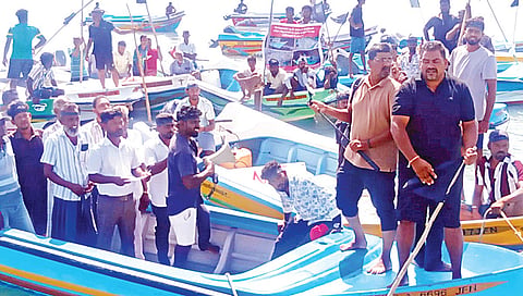யாழ்ப்பாணத்திலுள்ள குறிகட்டுவான் இறங்குதுறை கடற்கரையில்  கருப்புக்கொடி ஏந்தி ஆர்ப்பாட்டம் செய்த இலங்கை மீனவர்கள்.