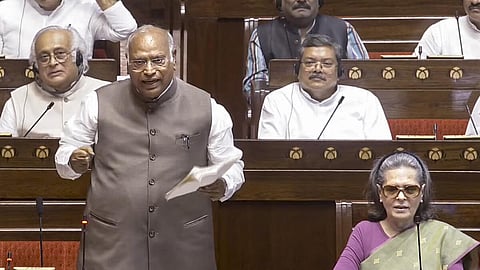 “உங்கள் வாயை யாராவது தைத்து விட்டார்களா?” - நாடாளுமன்றம் வராத அமித் ஷாவுக்கு கார்கே கேள்வி