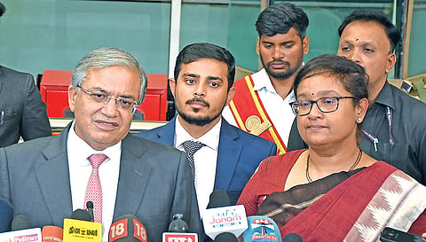 கோவை விமான நிலையத்தில் நேற்று செய்தியாளர்களிடம் பேசிய தலைமைத் தேர்தல் ஆணையர் ஞானேஸ்குமார். உடன், தமிழக தலைமைத் தேர்தல் அதிகாரி அர்ச்சனா பட்நாயக்,  மாவட்ட ஆட்சியர் பவன்குமார் கிரியப்பனவர் உள்ளிட்டோர். படம்: ஜெ.மனோகரன்