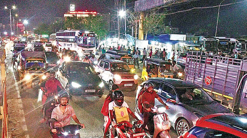 தூங்கா நகரான மதுரையில் இரவிலும் மாட்டுத்தாவணி சாலையில் நீடிக்கும் போக்குவரத்து நெரிசலால் வாகனங்கள் சாலையை கடந்து செல்ல முடியாமல் சிரமம் ஏற்படுகிறது. 