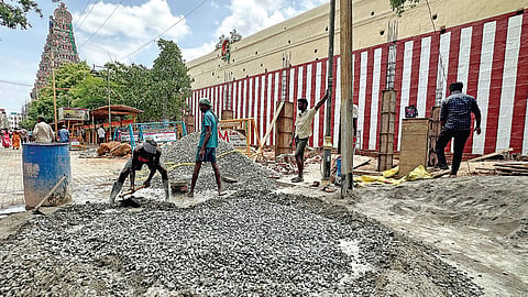 மதுரை மீனாட்சி அம்மன் கோயில் தெற்கு சித்திரை வீதியில் நடந்து வரும் காலணி மற்றும் பொருட்கள் காப்பக கட்டுமானப் பணி.