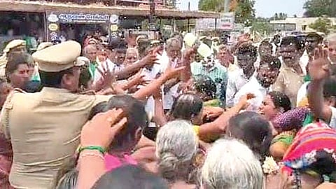 விளைநிலங்கள் வழியாக எண்ணெய் குழாய் பதிக்க எதிர்ப்புத் தெரிவித்து, திருப்பூர் அருகே வேலம்பட்டியில் நேற்று நடந்த மறியல் போராட்டத்தின்போது, தீக்குளிக்க முயன்ற பெண்களை தடுத்து நிறுத்திய போலீஸார்.