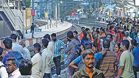 பூங்கா ரயில் நிலையத்தில் மின்சார ரயிலுக்காக காத்திருந்த பயணிகள்