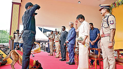 எழும்பூர் ராஜரத்தினம் மைதானத்தில், காவல் துறையினருக்கான பதக்கங்கள் வழங்கும் விழா நேற்று நடைபெற்றது. அப்போது,  ‘ராக்கி’ என்ற மோப்ப நாய் பூக்கூடையை வாயில் கவ்வியபடி மேடைக்கு வந்து முதல்வர் விஜய் முன்பு பணிந்து மரியாதை செலுத்தியது. படம்: எஸ்.சத்தியசீலன்.