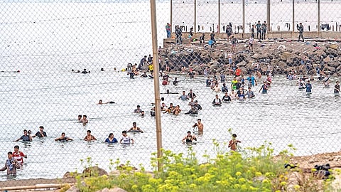 மொரோக்கோ எல்லையிலிருந்து ஸ்பெயினின் சியூட்டா பகுதிக்குள் கடல் வழியாக நீந்தி ஊடுருவ முயலும் மொரோக்கோ  நாட்டு மக்கள். படம்: பிடிஐ
