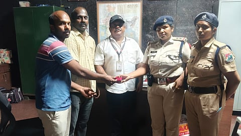 வந்தே பாரத் ரயிலில் பயணி தவறவிட்ட ரூ.3.5 லட்சம் நகைகள் மீட்பு - எழும்பூர் ஆர்பிஎஃப் போலீஸாருக்கு பாராட்டு