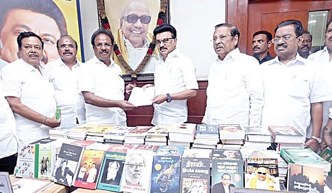 சென்னை தாம்பரத்தில் புதிதாக திறக்கப்பட்ட நூலகம் மற்றும் பாளையங்கோட்டை சிறையில் உள்ள கைதிகளுக்கு 5 ஆயிரம் புத்தகங்களை திமுக தலைவர் மு.க.ஸ்டாலின் நேற்று வழங்கினார்.