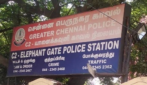 ஜிஎஸ்டி அதிகாரிகளை சிறைபிடித்த சம்பவம்: 10-க்கும் மேற்பட்ட வியாபாரிகள் மீது போலீஸார் வழக்குப்பதிவு