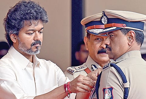 சென்னையில் நேற்று நடைபெற்ற விழாவில் முதல்வரிடம் பதக்கம் பெற்ற ஐ.ஜி.க்கள் கார்த்திகேயன், ராதிகா, லோகநாதன். 