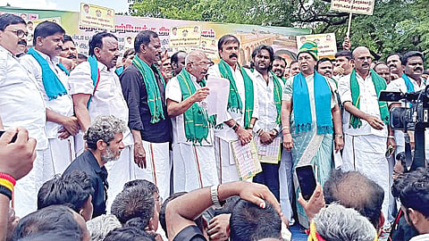 மேகேதாட்டு பகுதியில் அணை கட்ட முயற்சிக்கும் கர்நாடக அரசைக் கண்டித்து தருமபுரி மாவட்ட தேமுதிக சார்பில் ஒகேனக்கல்லில் கட்சியின் பொதுச் செயலாளர் பிரேமலதா&nbsp;தலைமையில் ஆர்ப்பாட்டம் நடந்தது. உடன் சுதீஷ் எம்.பி., விஜய பிரபாகரன் உள்ளிட்டோர்.