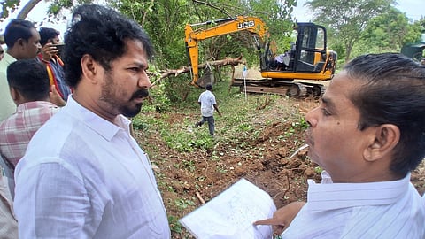 கும்பகோணத்தில் 40 ஆண்டுகளுக்கு பிறகு வாய்க்கால் தூர்வாரும் பணியை தொடங்கிவைத்த அமைச்சர் வினோத் 