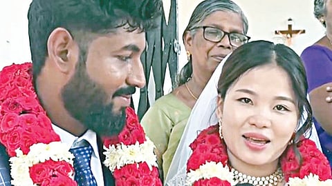 கம்போடியாவில் இருந்து குமரி மாவட்டத்துக்கு வந்த லேக்னா, அவரது காதலன் அஜின்தாஸை கிறிஸ்தவ முறைப்படி திருமணம் செய்துகொண்டார்.