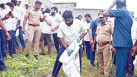 கன்னியாகுமரியில்  ‘வீ த லீடர்ஸ்’  அமைப்பின் முதன்மை சேவகர் அண்ணாமலை கடற்கரையை தூய்மைப்படுத்தும் பணியை தொடங்கி வைத்தார்.