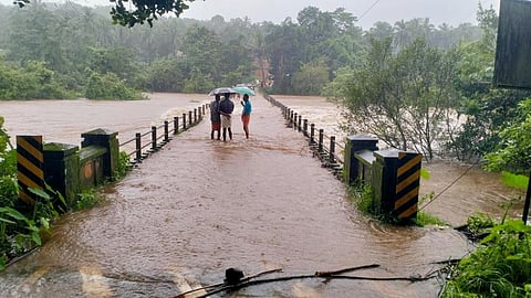 கேரளா மழை: 8 பேர் உயிரிழப்பு, 13 பேர் காயம்