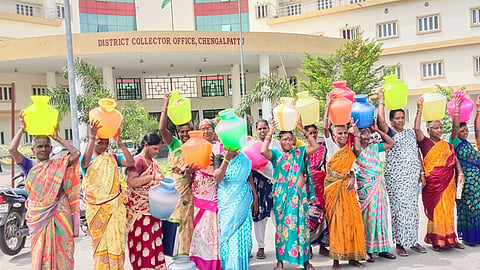 குடிநீர் பிரச்சினை - காலி குடங்களுடன் செங்கல்பட்டு ஆட்சியர் அலுவலகம் முற்றுகை