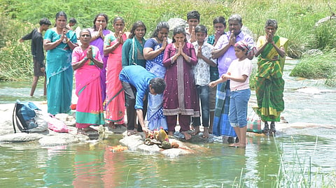 ஆடிபெருக்கு விழா: கிருஷ்ணகிரி அணையில் குவிந்த ஆயிரக்கணக்கான பக்தர்கள்