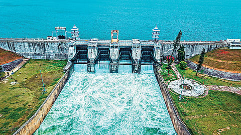 கர்நாடக மாநிலம் மைசூரு மாவட்டத்தில் உள்ள கபினி அணை கனமழை காரணமாக அதன் முழு கொள்ளவை எட்டியுள்ளது. இந்நிலையில், நேற்று அங்கிருந்து  மதகுகள் வழியாக நீர் வெளியேற்றப்படும்  காட்சி. படம்: பிடிஐ