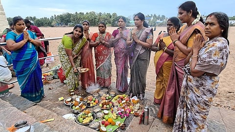 தஞ்சையில் களையிழந்த ஆடிப்பெருக்கு விழா - காவிரியில் நீர் இல்லாததால் மக்கள் ஏமாற்றம்