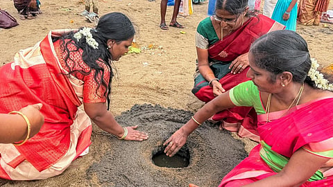 ஆடியில் பெருகாத காவிரி: ஆற்றுக்குள் ஊற்று பறித்து திருச்சி பெண்கள் வழிபாடு