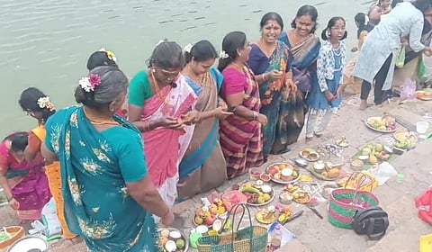 திருவாரூர் | ஆற்றில் நீர் இல்லாததால் குளங்களில் ஆடிப்பெருக்கு விழா கொண்டாடிய பெண்கள்