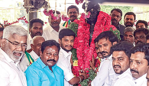 சுதந்திர போராட்ட வீரர் தீரன் சின்னமலையின் 221-வது நினைவு நாளை முன்னிட்டு திருச்சியில் உள்ள அவரது சிலைக்கு மரியாதை செலுத்திய அமைச்சர் ரமேஷ்.