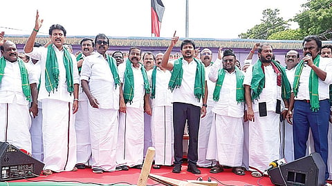மேகே​தாட்​டுவில் ​ அணை  கட்டும் கர்​நாடக அரசின் முயற்சியை தடுக்க  நடவடிக்கை எடுக்​காத தவெக அரசை கண்​டித்​து தஞ்சையில் நேற்று திமுக சார்பில் நடந்த ஆர்ப்பாட்டத்தில் பங்கேற்ற எதிர்க்கட்சித் தலைவர் உதயநிதி உள்ளிட்டோர்.  படம்: ஆர்.வெங்கடேஷ்