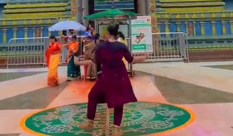விஜயவாடா கனக துர்கையம்மன் கோயிலில் நடனமாடி ரீல்ஸ் எடுத்த பெண்: தேவஸ்தானம் சார்பில் போலீஸில் புகார் 