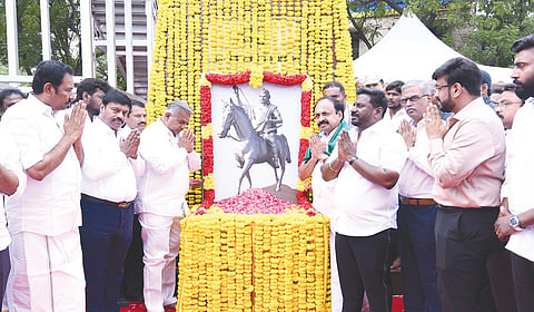 தீரன் சின்னமலையின் 221-வது நினைவு தினம்: அமைச்சர்கள், அரசியல் கட்சி தலைவர்கள் மரியாதை