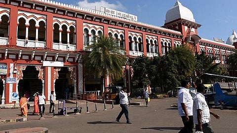 எழும்பூர் நடைமேம்பால பணிகளால் மலைக்கோட்டை உட்பட 9 விரைவு ரயில்களின் சேவை​ நாளை முதல் மாற்றம்