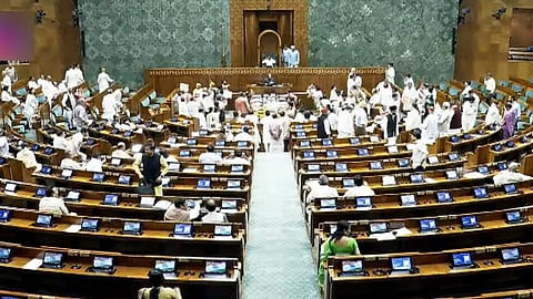 மக்களவையில் அமளியில் ஈடுபட்ட எதிர்க்கட்சி எம்பிக்கள்